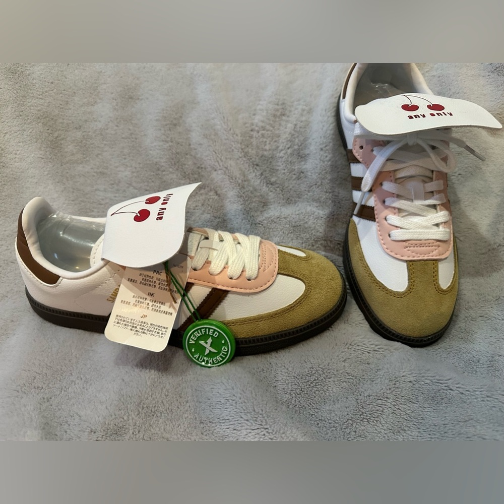 Adidas Samba: Men’s size 6.5 but fits like a women’s size 7.5-8. NWT but no box